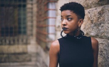 Co oznacza kolczyk w nosie po lewej stronie?