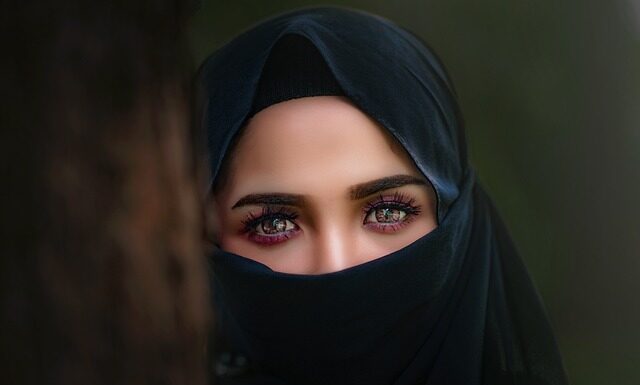 Jak nazywa się arabska chusta na głowę?
